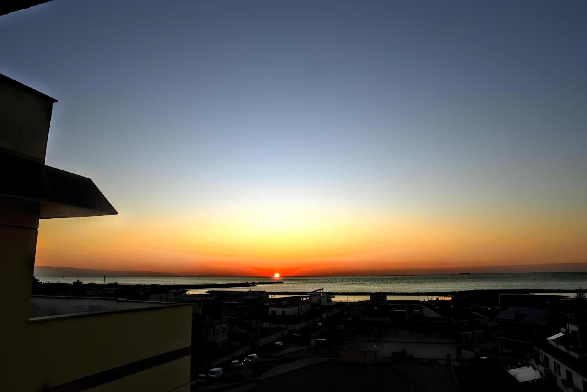 Appartamento Vuel Sea View House -10 Minutes From The Airport Fiumicino Esterno foto